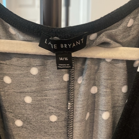 V-neck polkadot dress with pockets - Picture 2 of 5